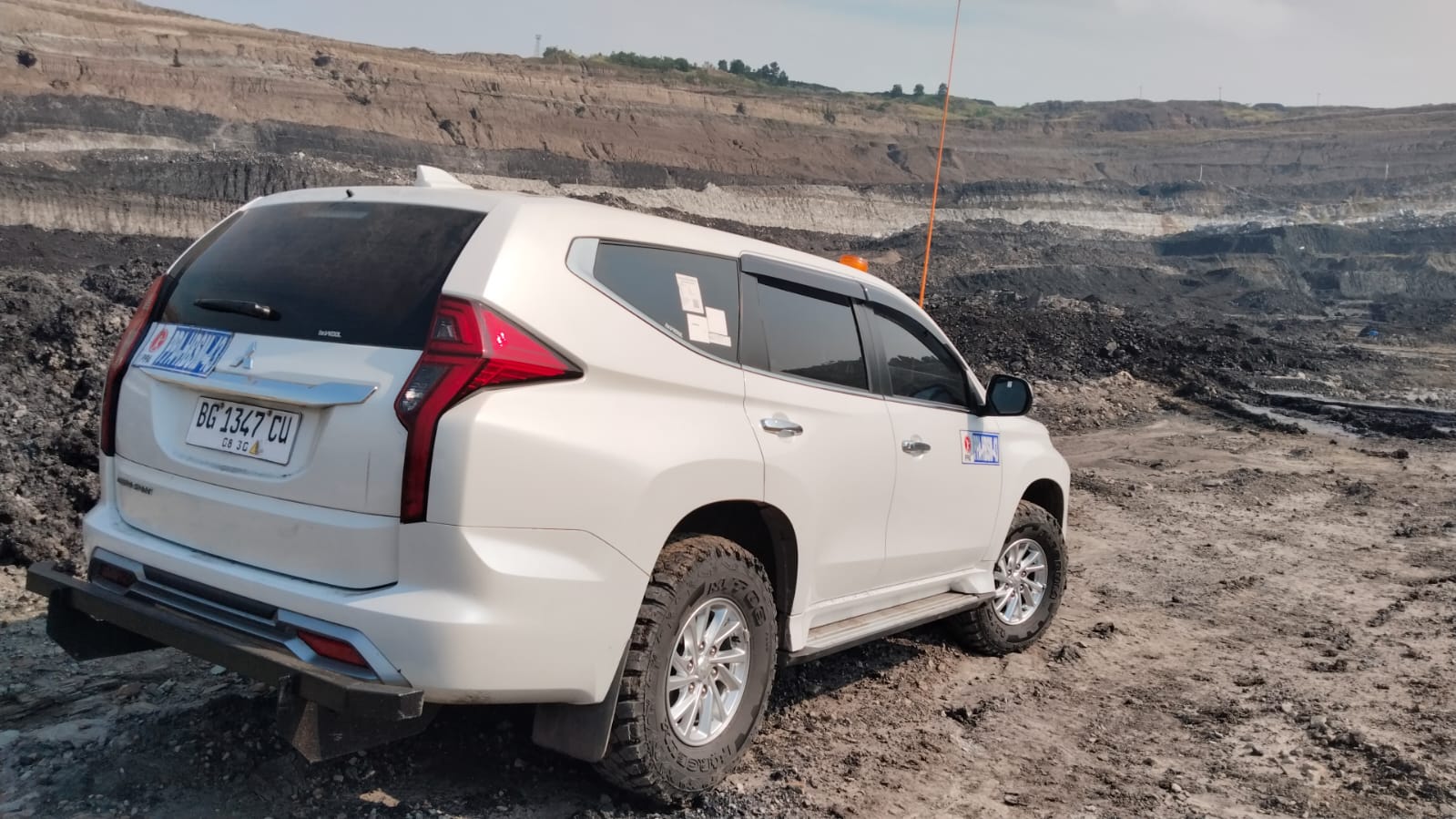 Armada kendaraan operasional 4x4 Double Cabin PT Satya Sentosa di lokasi proyek Migas Sumatera Selatan